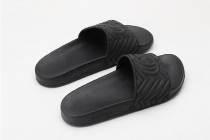 G*u*i slippers all black